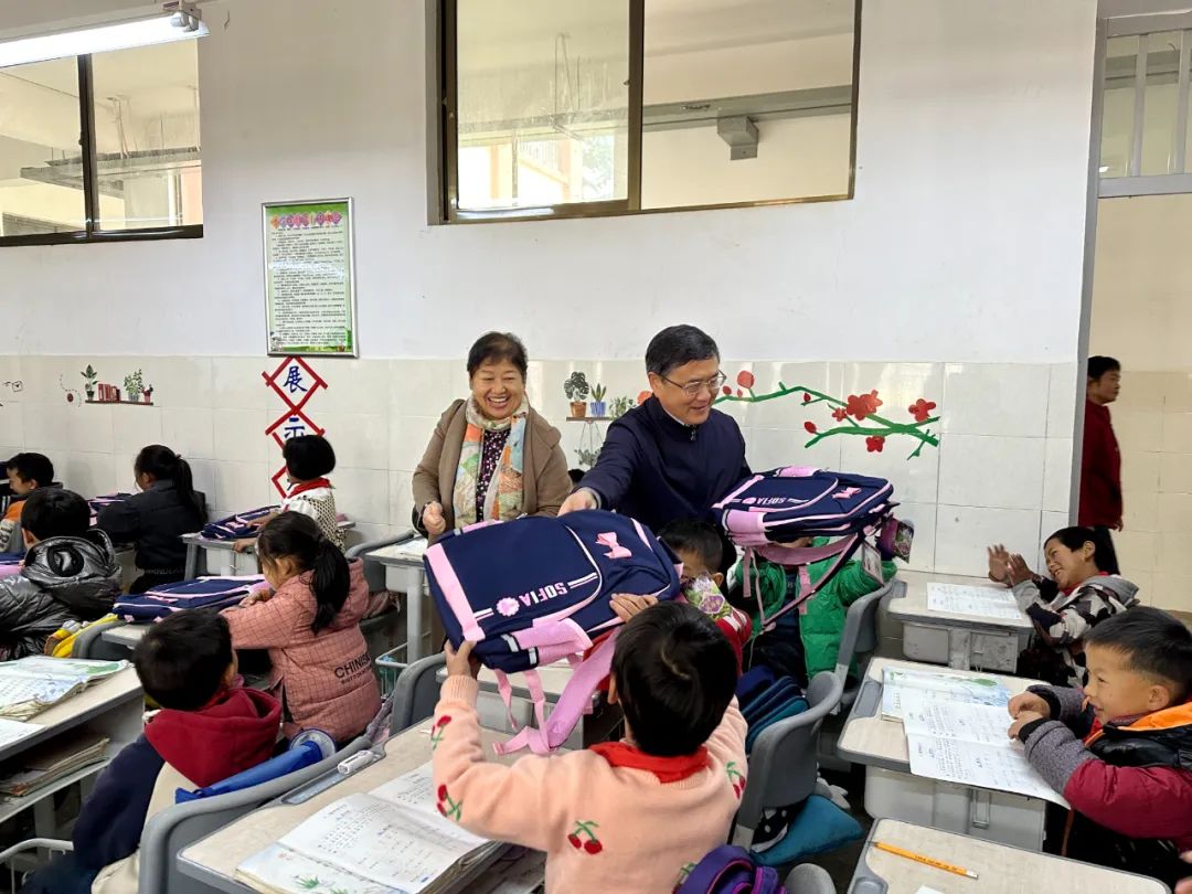 ĺǻ硿³߽йɰʯЭϣСѧ ʵжҵ